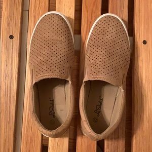 La Sheelah slip on tennis shoes tan 7.5